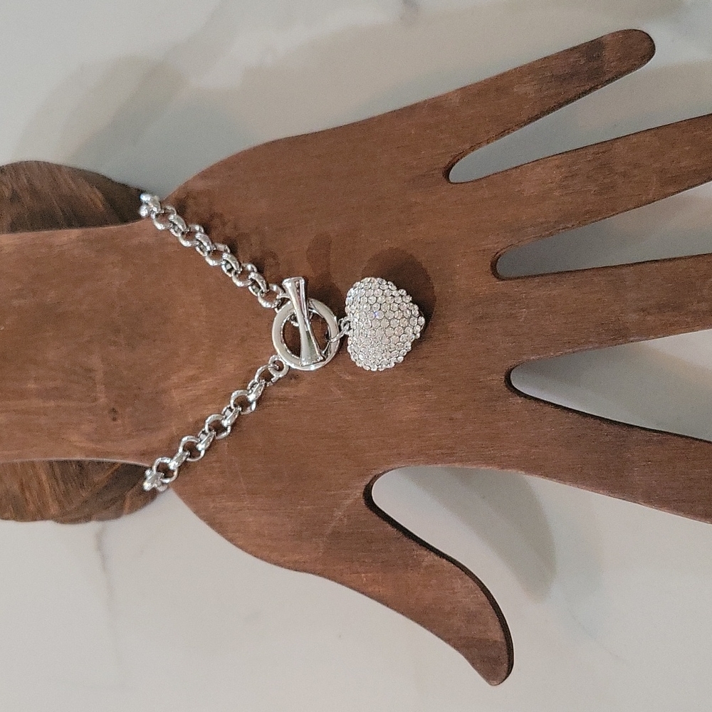 High Fashion 1 Heart Charm Bracelet  NWT (silver in color)